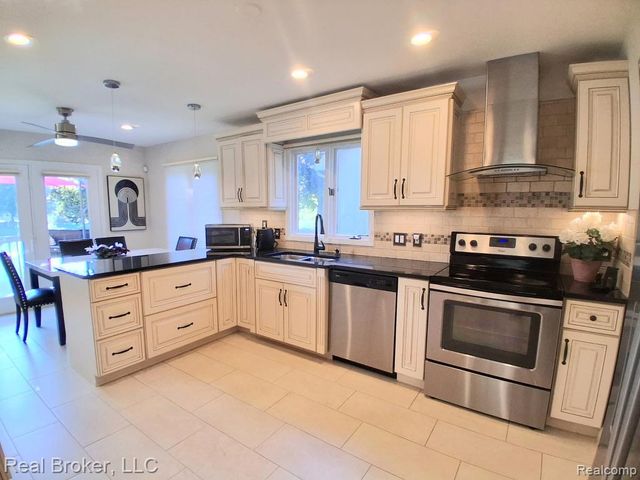 37814 Avon Lane, Farmington Hills, MI 48331