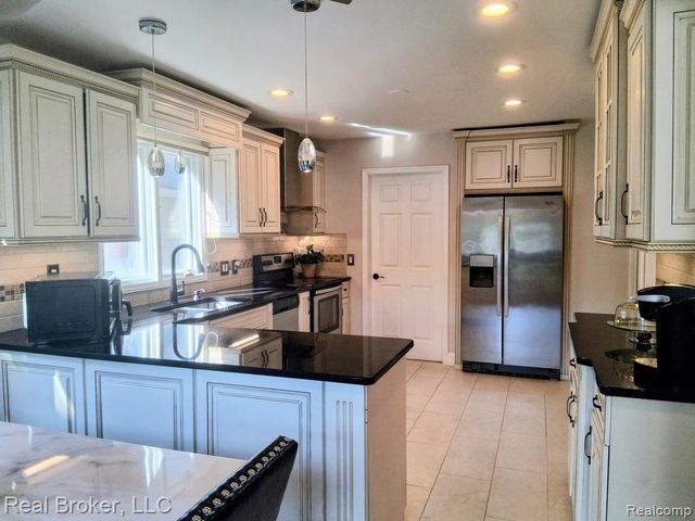 37814 Avon Lane, Farmington Hills, MI 48331