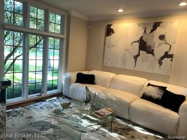 37814 Avon Lane, Farmington Hills, MI 48331