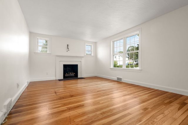 26 Elliott St, Reading, MA 01867