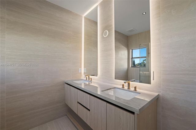 3187 SW 23rd St B, Miami, FL 33145