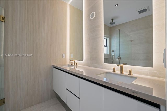 3187 SW 23rd St B, Miami, FL 33145