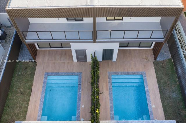 3187 SW 23rd St B, Miami, FL 33145