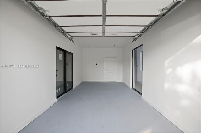 3187 SW 23rd St B, Miami, FL 33145