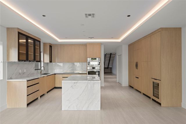 3187 SW 23rd St B, Miami, FL 33145