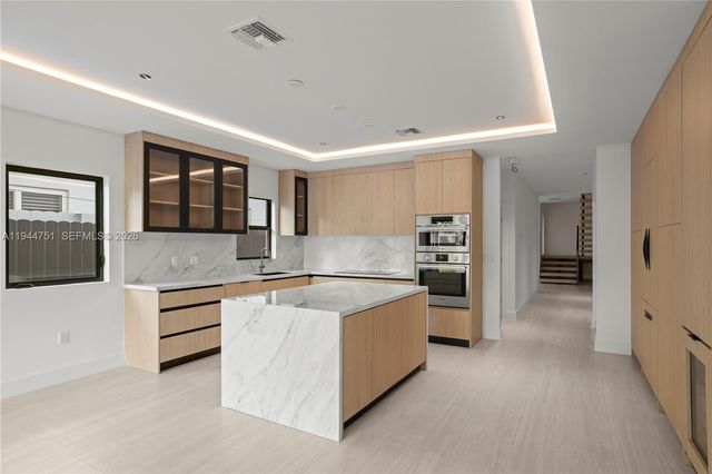 3187 SW 23rd St B, Miami, FL 33145