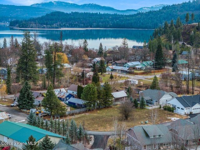 407 Becker LN, Dover, ID 83825