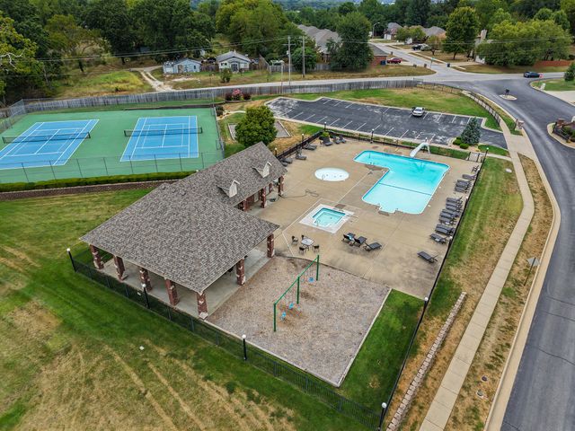 1506 W Silver Oak Drive, Springfield, MO 65810