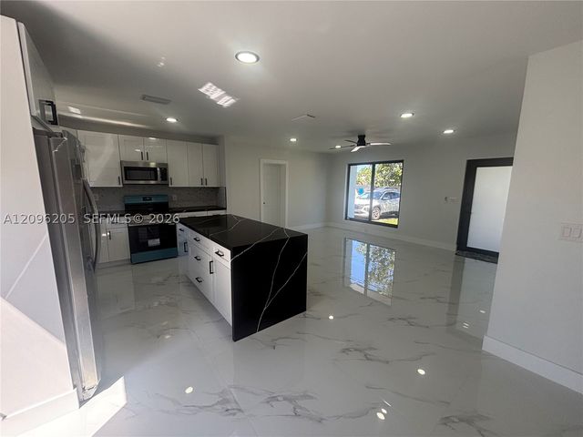 3720 SW 32nd St, Hollywood, FL 33023