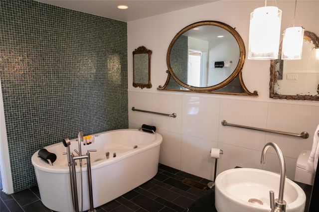 11107 Mt Falls School RD, Washington, TX 77880