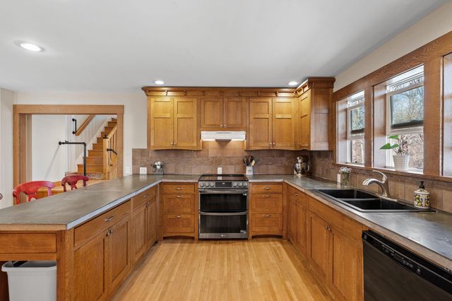 1812 Oakview Lane N, Plymouth, MN 55441