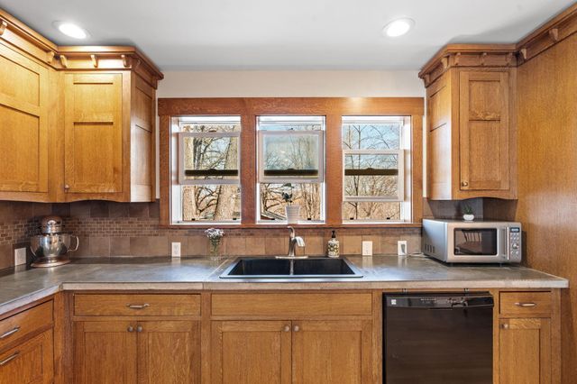 1812 Oakview Lane N, Plymouth, MN 55441