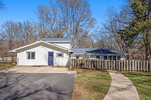 1812 Oakview Lane N, Plymouth, MN 55441