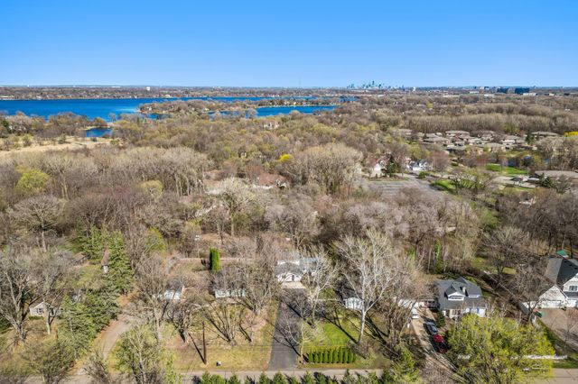 1812 Oakview Lane N, Plymouth, MN 55441