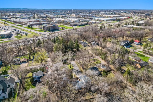 1812 Oakview Lane N, Plymouth, MN 55441