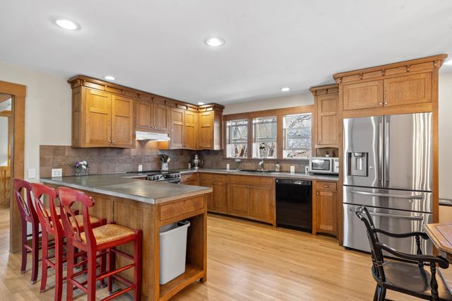 1812 Oakview Lane N, Plymouth, MN 55441