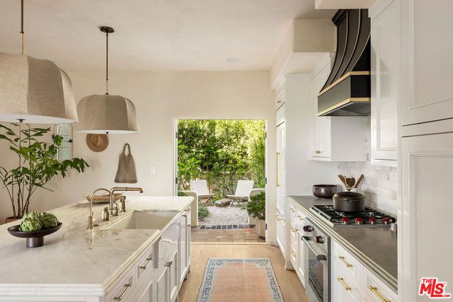 1982 N Normandie Avenue, Los Angeles, CA 90027