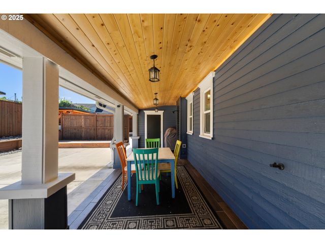 363 S EMPIRE Blvd, Coos Bay, OR 97420