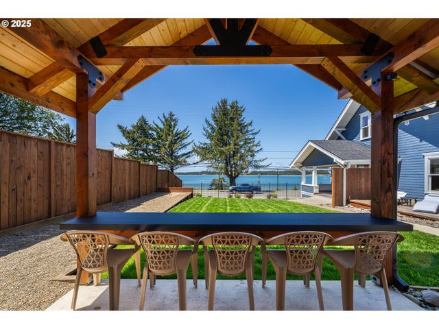 363 S EMPIRE Blvd, Coos Bay, OR 97420