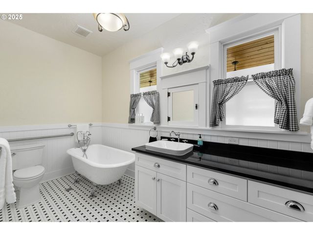 363 S EMPIRE Blvd, Coos Bay, OR 97420