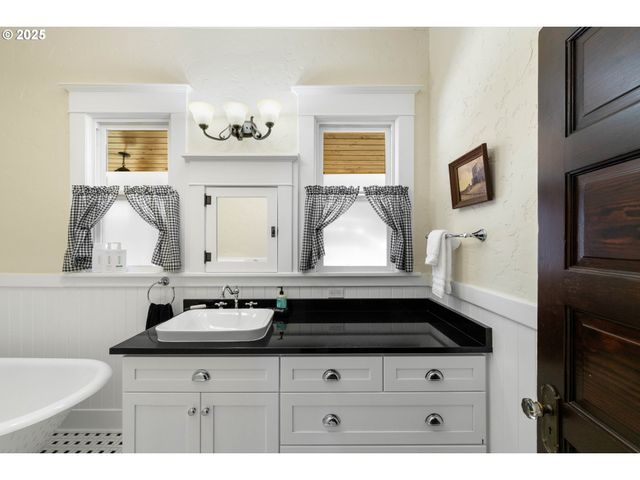 363 S EMPIRE Blvd, Coos Bay, OR 97420