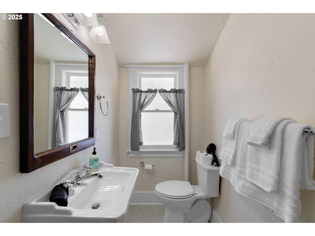 363 S EMPIRE Blvd, Coos Bay, OR 97420