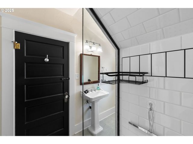 363 S EMPIRE Blvd, Coos Bay, OR 97420