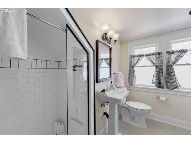 363 S EMPIRE Blvd, Coos Bay, OR 97420