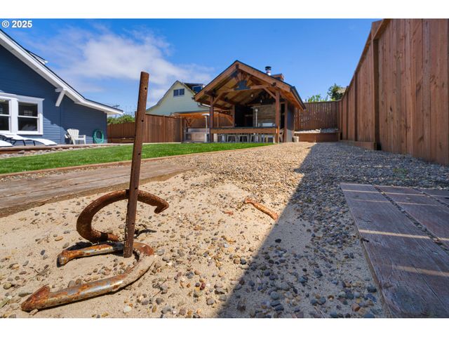 363 S EMPIRE Blvd, Coos Bay, OR 97420