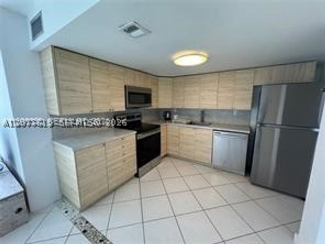 851 Three Island Blvd 418, Hallandale Beach, FL 33009