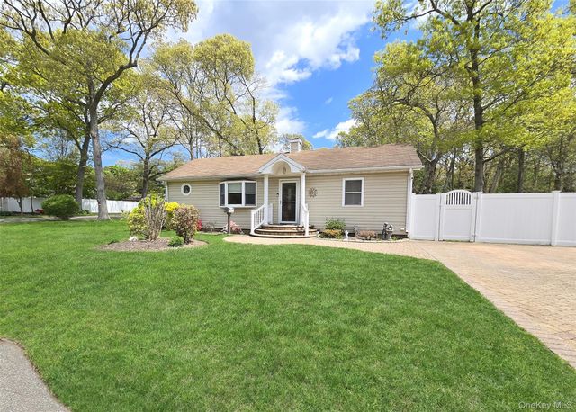 33 Pleasure Avenue, Ronkonkoma, NY 11779