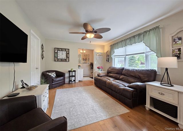 33 Pleasure Avenue, Ronkonkoma, NY 11779