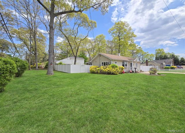 33 Pleasure Avenue, Ronkonkoma, NY 11779