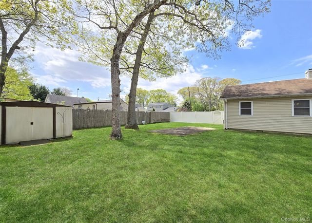 33 Pleasure Avenue, Ronkonkoma, NY 11779