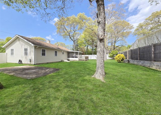 33 Pleasure Avenue, Ronkonkoma, NY 11779