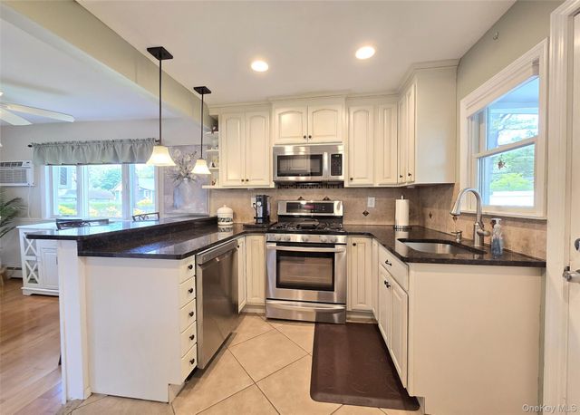 33 Pleasure Avenue, Ronkonkoma, NY 11779