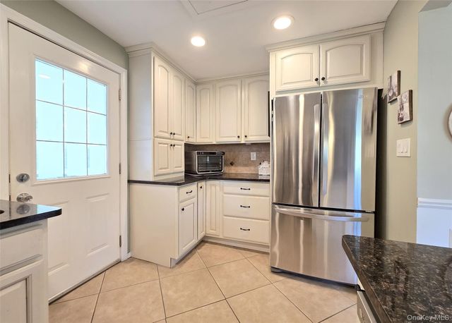 33 Pleasure Avenue, Ronkonkoma, NY 11779