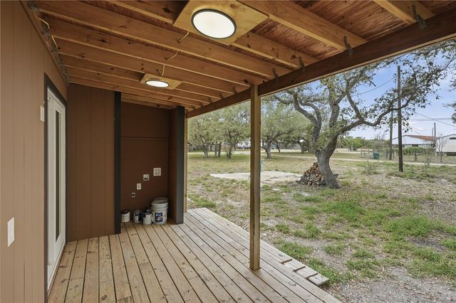 944 S Lamont St, Aransas Pass, TX 78336