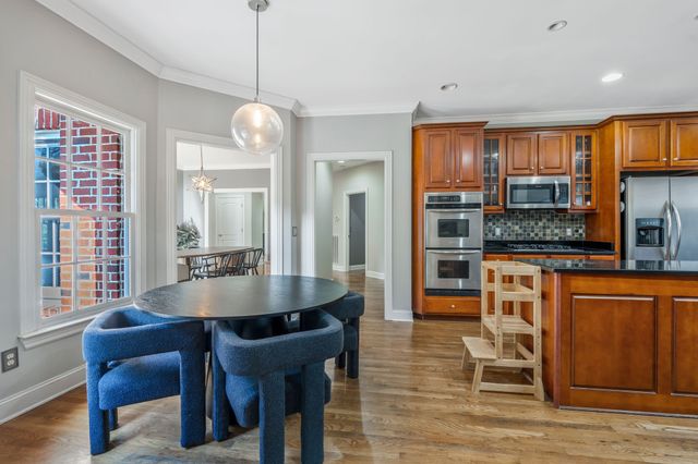 1207 Grandview Dr, Nashville, TN 37215