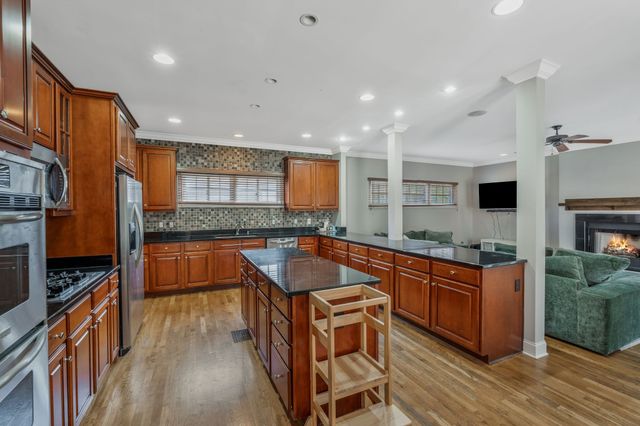 1207 Grandview Dr, Nashville, TN 37215