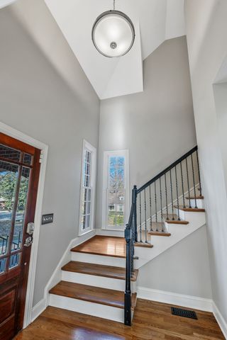 1207 Grandview Dr, Nashville, TN 37215