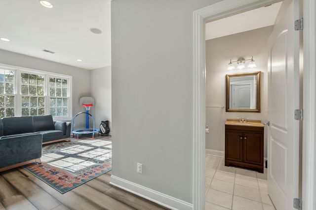 1207 Grandview Dr, Nashville, TN 37215