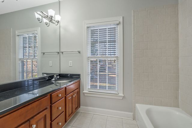 1207 Grandview Dr, Nashville, TN 37215