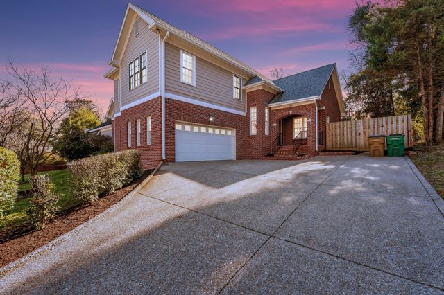 1207 Grandview Dr, Nashville, TN 37215