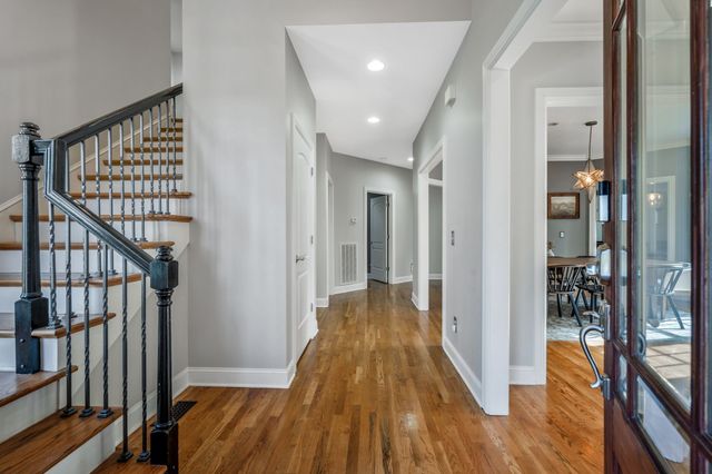 1207 Grandview Dr, Nashville, TN 37215