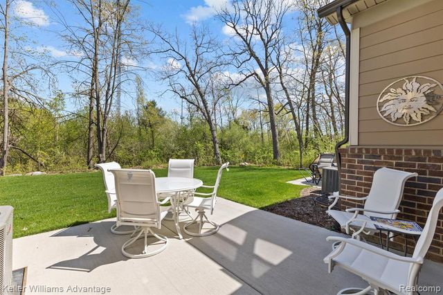 836 Addison Circle, Walled Lake, MI 48390