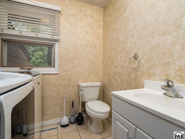 24 Robertson Rd, Pueblo, CO 81001