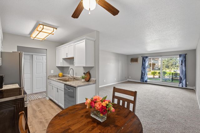 2011 E 122nd Street D1, Burnsville, MN 55337