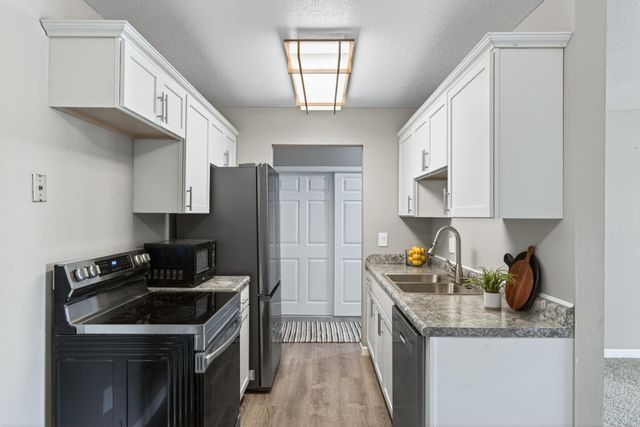 2011 E 122nd Street D1, Burnsville, MN 55337