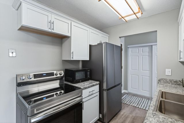 2011 E 122nd Street D1, Burnsville, MN 55337